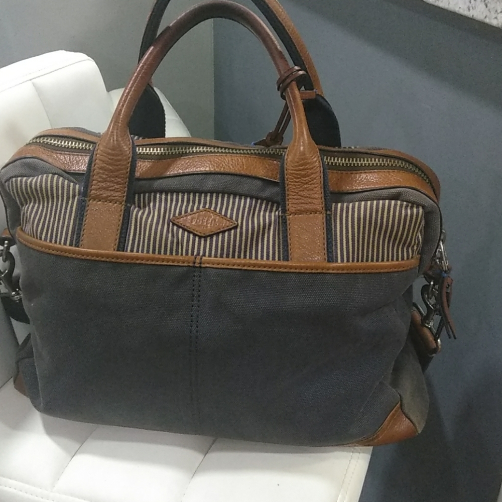 Fossil shoulder bag with ajustible straps